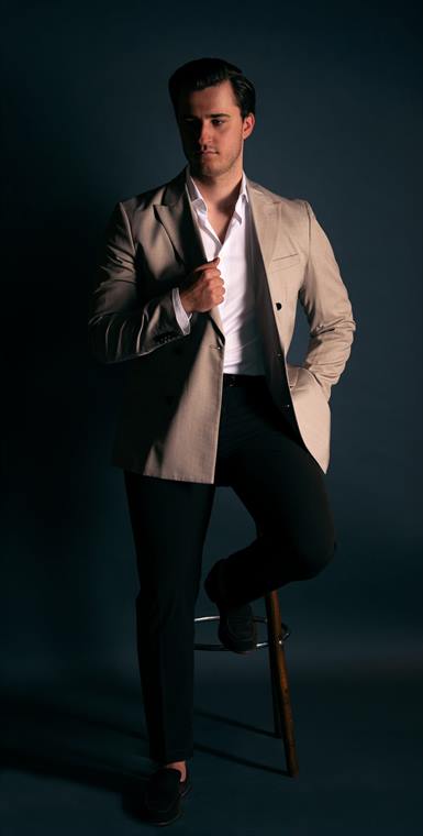 Mann im Sakko auf einem Hocker, Business-Portrait
