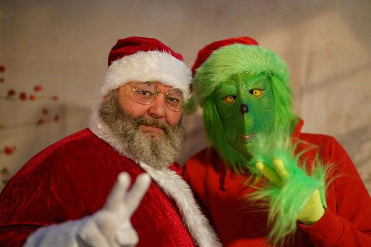 Weihnachtsmann und Grinch im Weihnachtsset