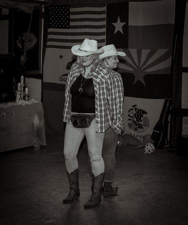 Zwei Gäste mit Cowboyhüten auf einer Mottoparty