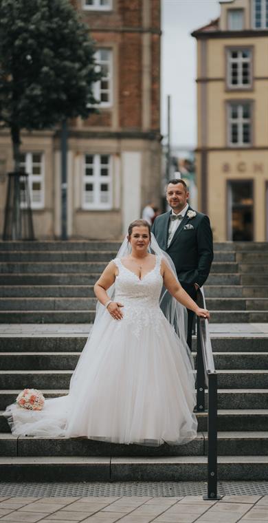 Braut und Bräutigam auf einer Freitreppe in der Altstadt