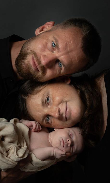 Eltern mit ihrem Neugeborenen, Köpfe aneinander