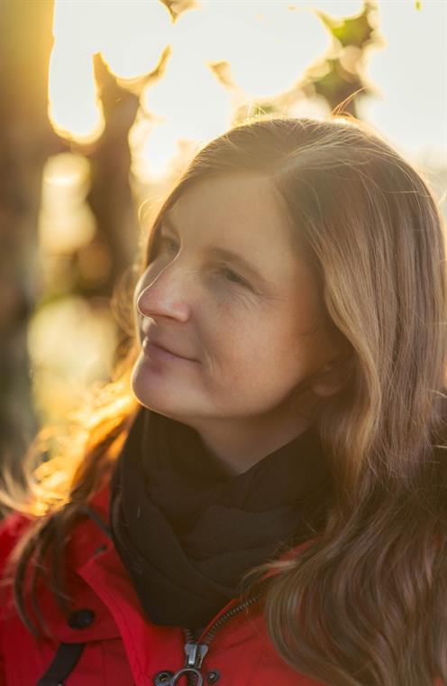 Frau im Gegenlicht der tiefstehenden Sonne