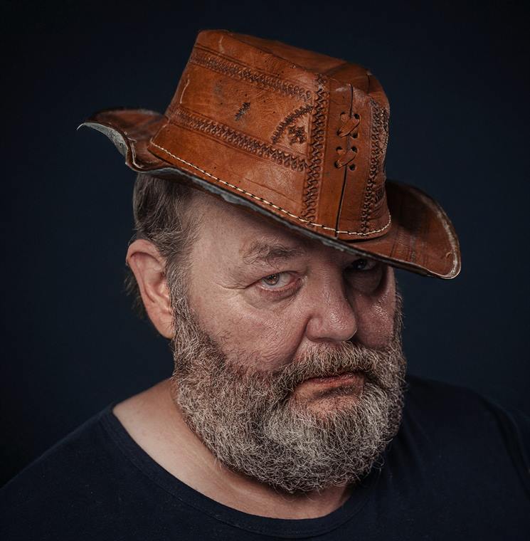 Mann mit Lederhut und grauem Bart, Studioportrait