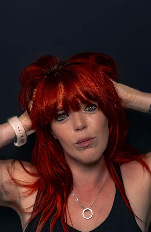 Frau mit roten Haaren, Hände im Haar