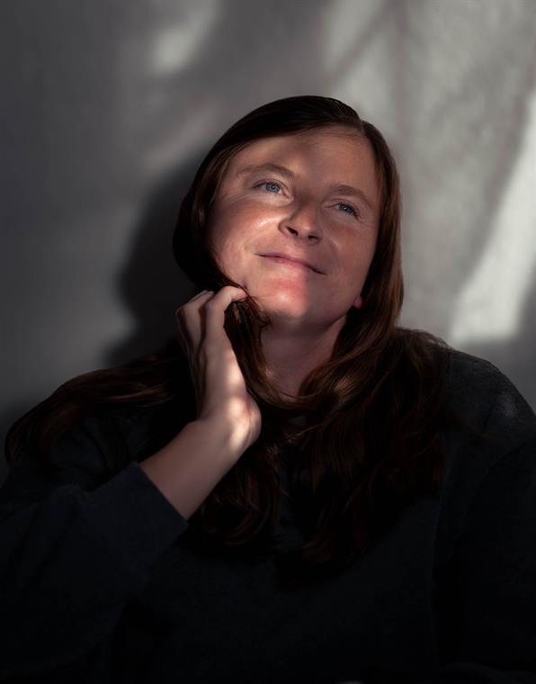 Frau im Schatten eines Fensters, Lichtflecken im Gesicht