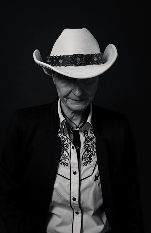 Mann mit weißem Cowboyhut und besticktem Hemd, schwarzweiß