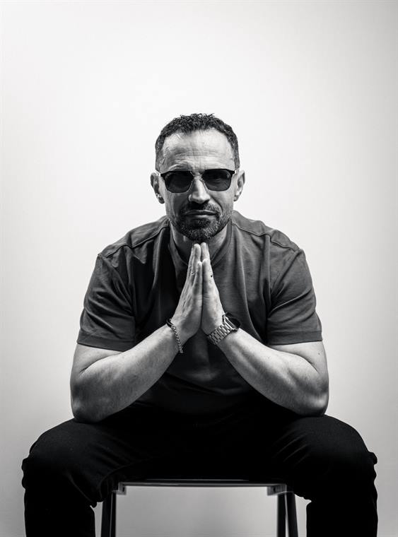Mann mit Sonnenbrille, Hände aneinandergelegt, Studio