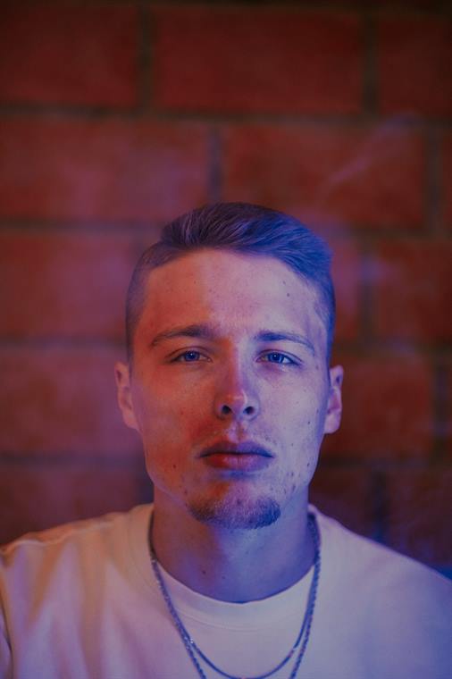 Junger Mann im blauen und roten Licht